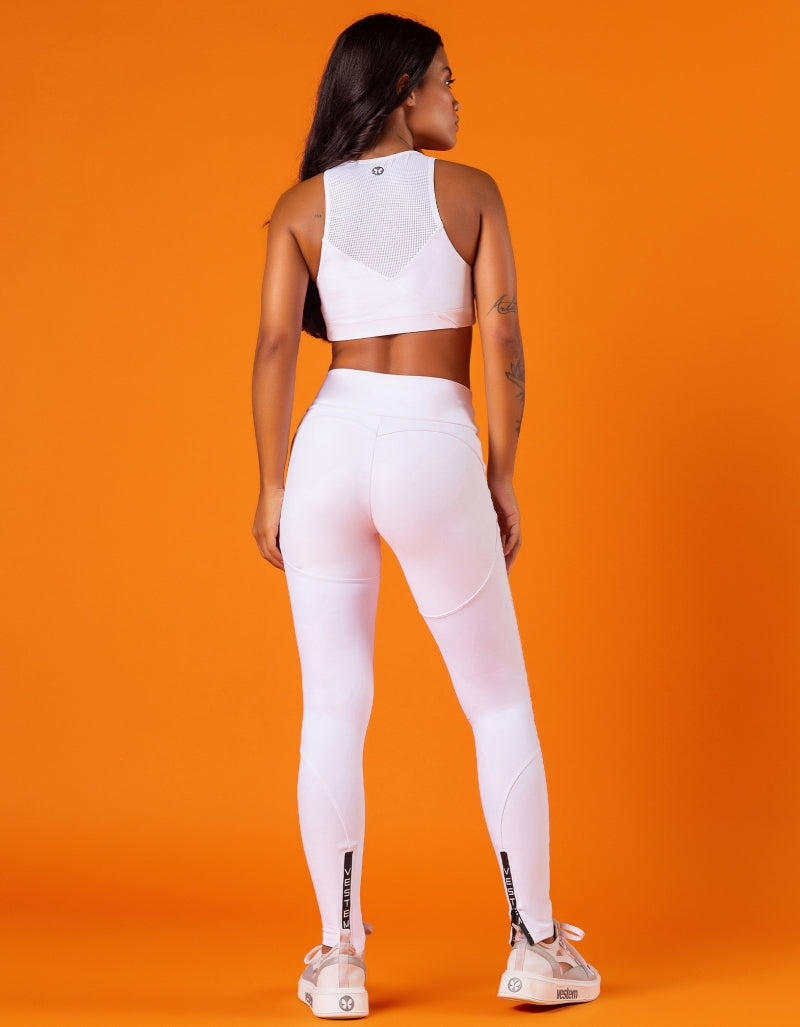 Elegante Conjunto Fitness Branco para um Look Estiloso durante os Treinos